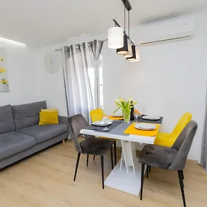 Apartment Modern Cozy Bonnie In Center Of Split., Split